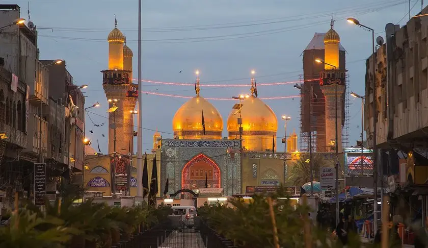 حرم کاظمین با دو گنبد طلایی هنگام غروب