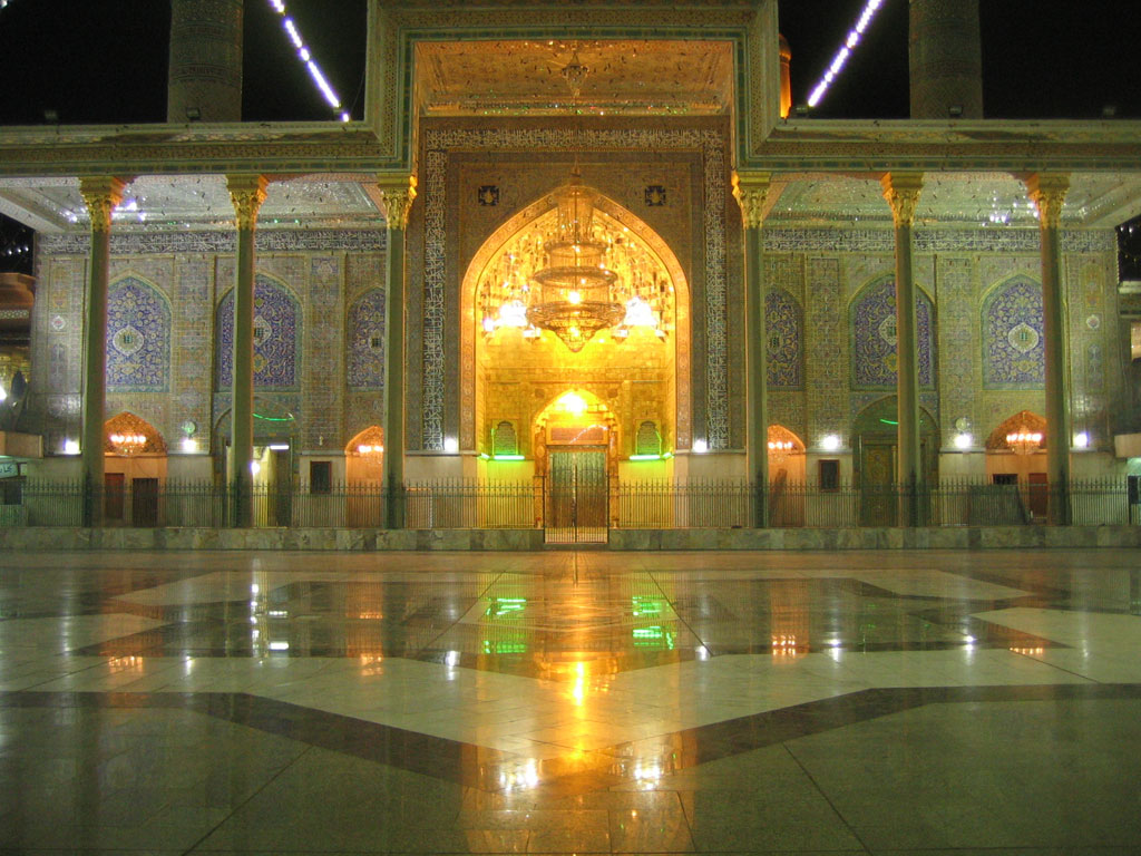 صحن و گنبدهای حرم کاظمین در بغداد