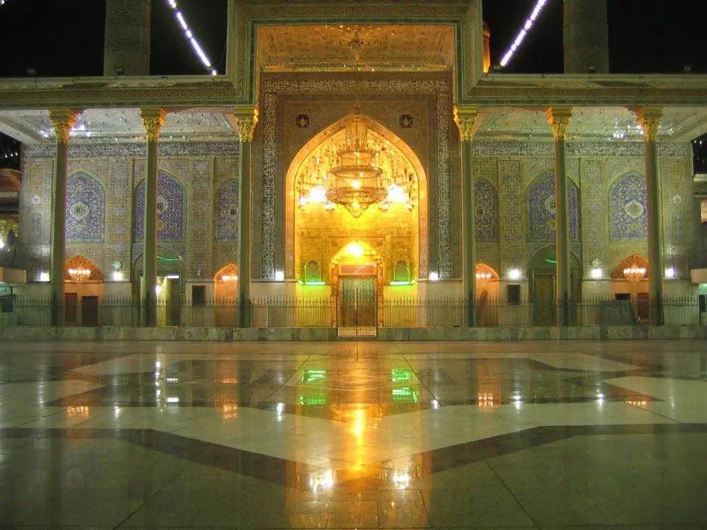 صحن و گنبدهای حرم کاظمین در بغداد