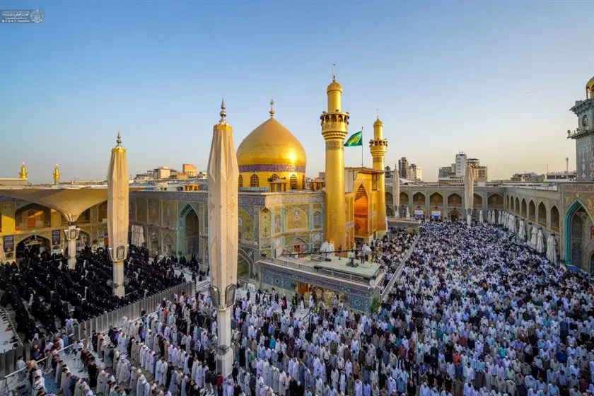 حرم امیرالمؤمنین علی علیه‌السلام در نجف با گنبد طلایی و صحن مملو از نمازگزاران